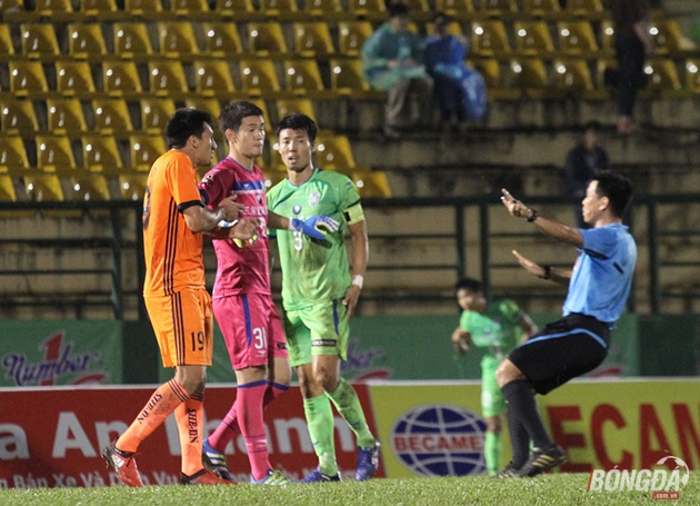 Merlo tung tất cả các món nghề mình có để tạo sức ép lên đối thủ. Một trận đấu hoàn hảo của Merlo khi anh ghi bàn, nhưng đáng tiếc là SHB Đà Nẵng của anh lại thua trận 1-2 để mất ngôi vô địch BTV Cup 2016. Tuy nhiên, bù lại Merlo vẫn được biết đến với tài năng ghi bàn thiên bẩm cho đội bóng sông Hàn. Ảnh: Đình Viên.