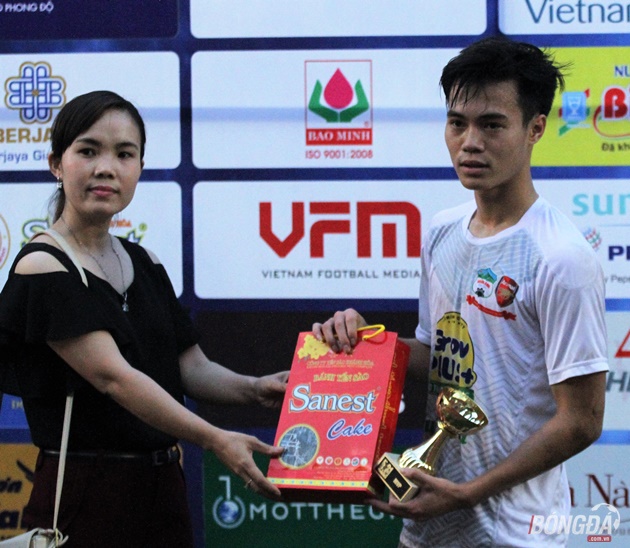 Tiền đạo Văn Toàn nhận cú đúp giải thưởng ở trận tranh hạng ba. Ảnh: Đình Viên.