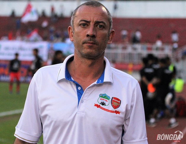 HLV U21 HAGL cho rằng mặt sân xấu ảnh hưởng đến thành tích của đội nhà. Ảnh: Đình Viên.