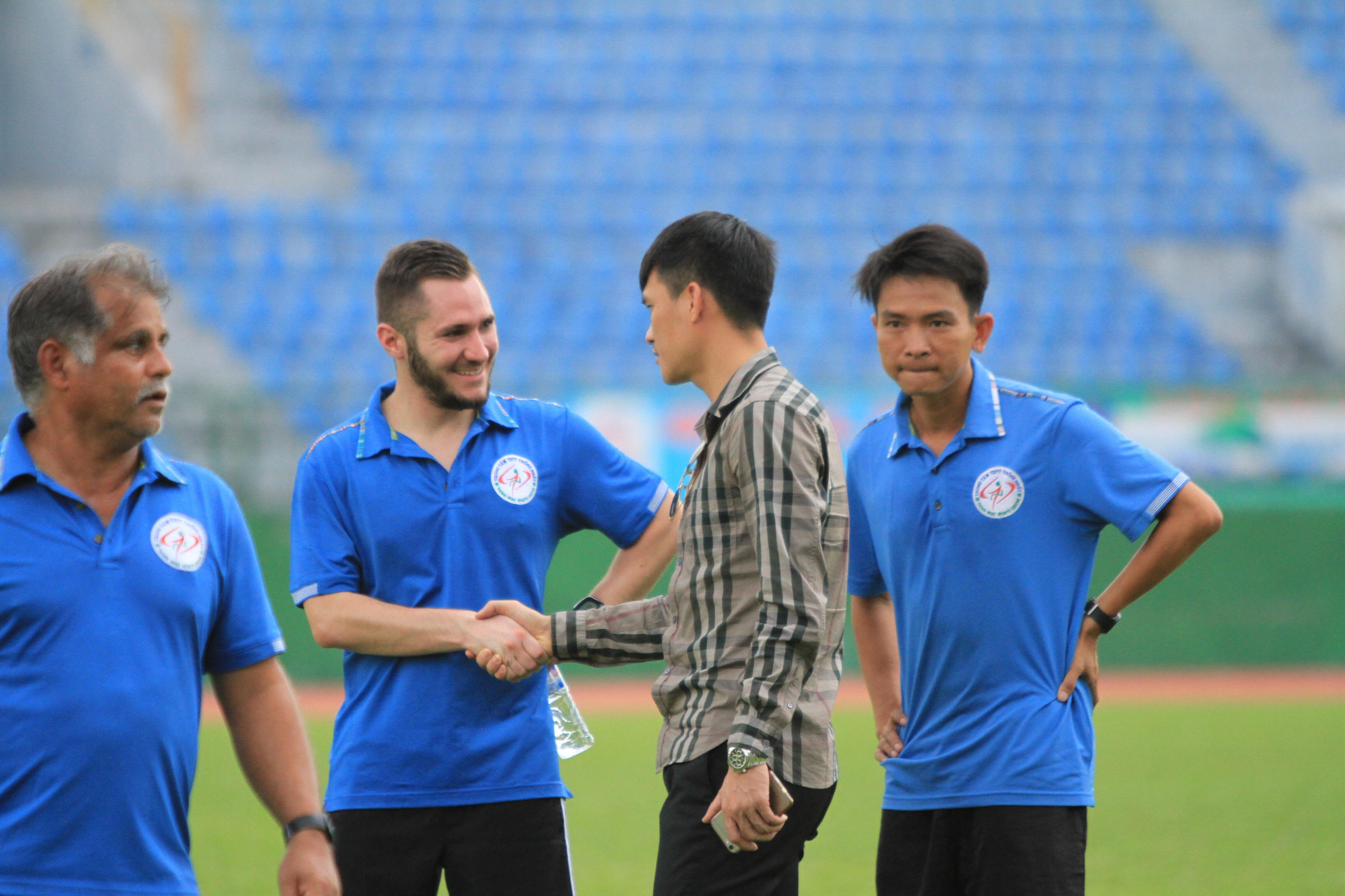 Trước sau các buổi tập trên sân Gò Đậu - Bình Dương, sân CLB bóng đá TP.HCM mượn để tập chuẩn bị mùa giải mới 2017, luôn được Công Vinh theo dõi rất sát. Ảnh: Hoàng Tùng.