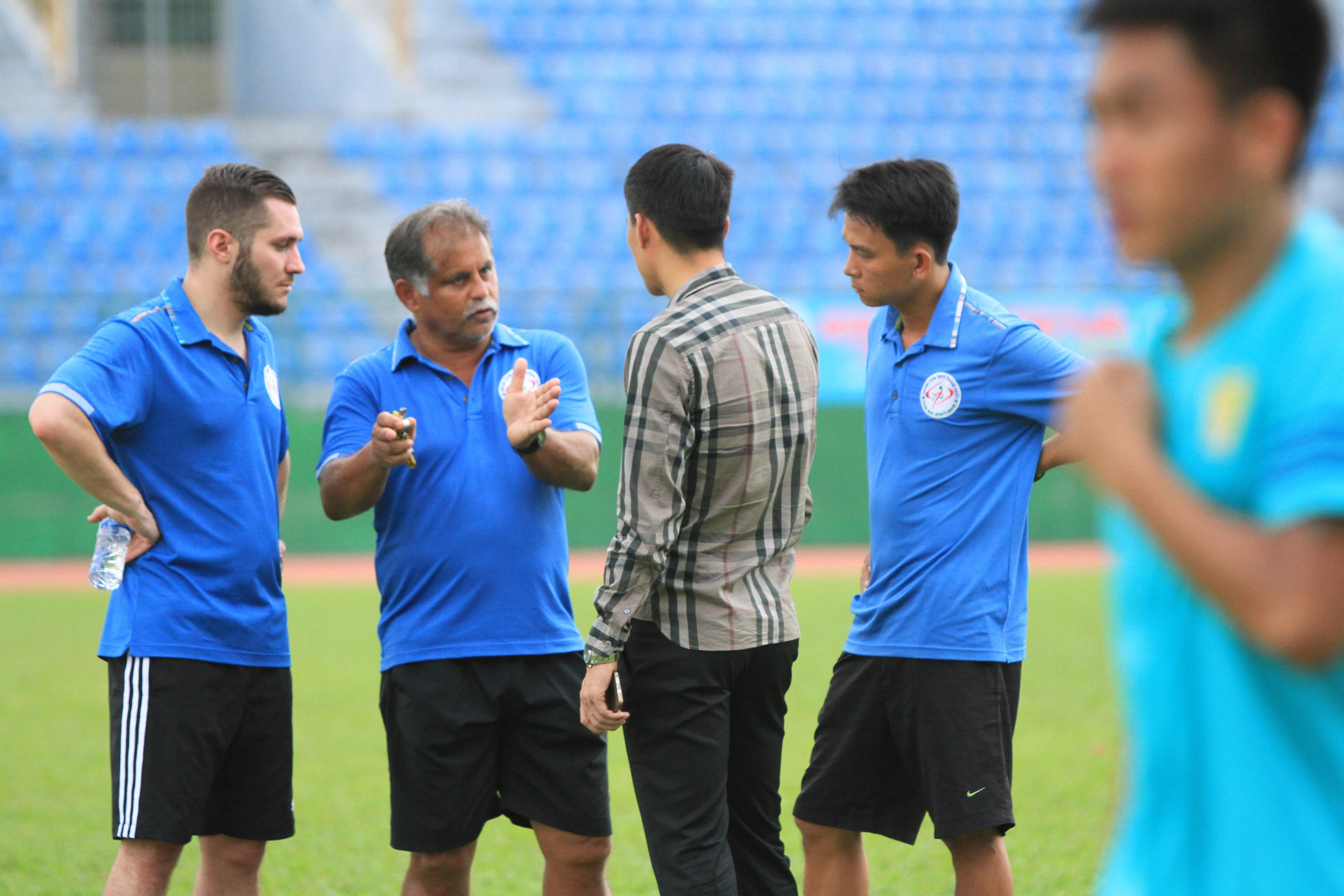 Ngồi vào ghế nóng - Phó chủ tịch CLB TP.HCM - Công Vinh đã có những đột phá cách tân trong cách làm việc. Tuy nhiên, đội bóng có thành công, đạt hiệu quả về những gì cựu tiền đạo số 1 Việt Nam đã làm thì thời gian sẽ trả lời tất cả. Ảnh: Hoàng Tùng.