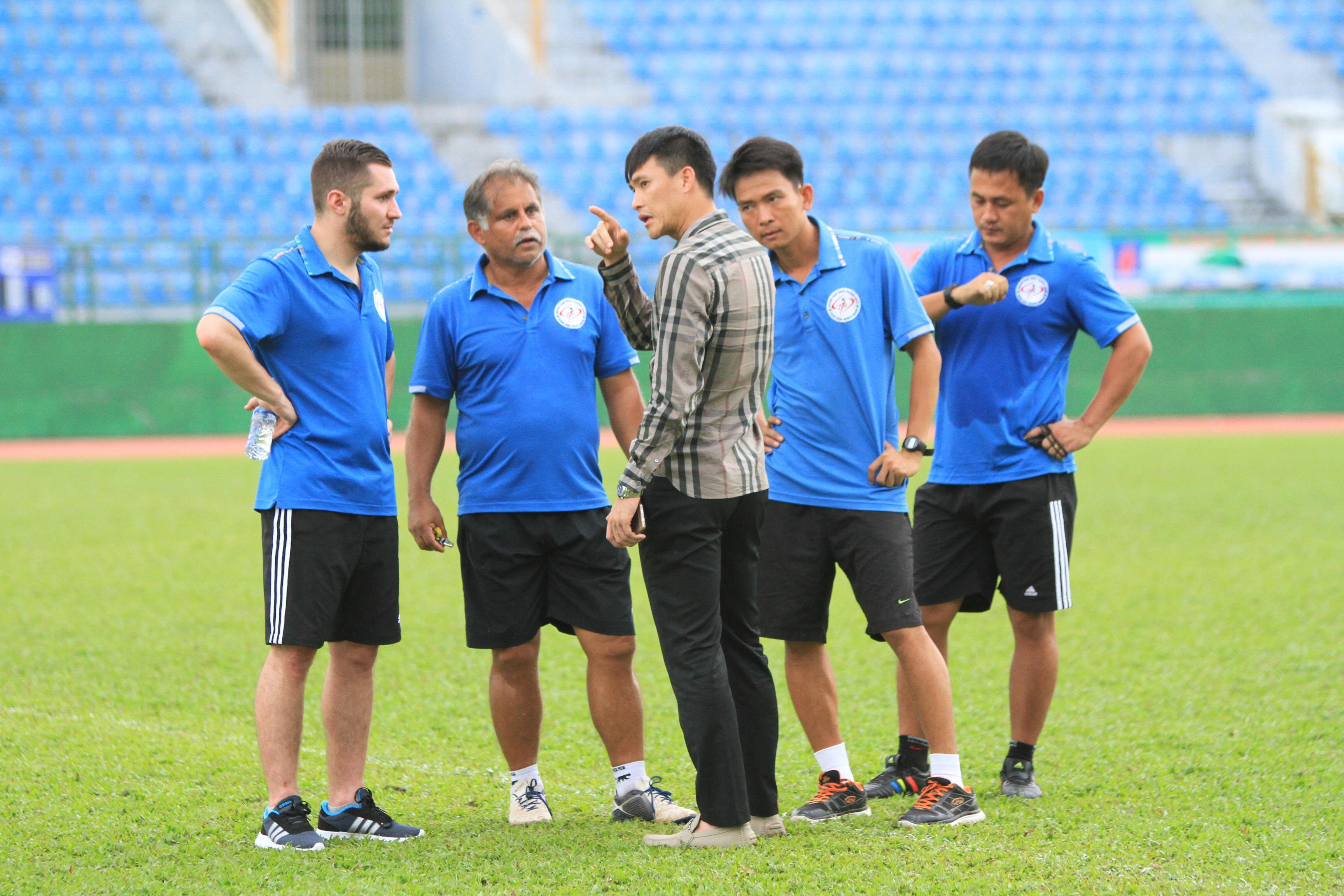 Ảnh bài viết Phó chủ tịch CLB TP.HCM thể hiện quyền uy trên sân tập