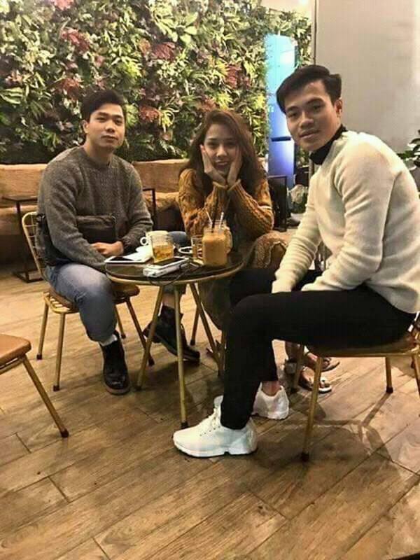 Ảnh bài viết Công Phượng, Văn Toàn tươi tắn bên fan nữ trước ngày nhận Quả Bóng vàng