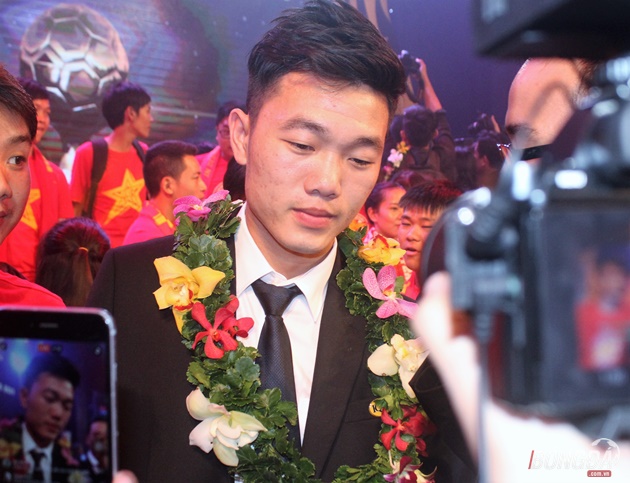 Xuân Trường là cầu thủ duy nhất nhận cú đúp giải thưởng Qủa bóng vngf năm 2016. Ảnh: Đình Viên.