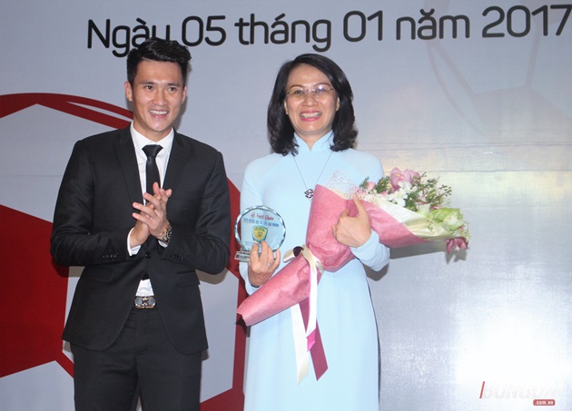 Ảnh bài viết Quyền chủ tịch Công Vinh tươi như hoa ngày CLB TP.HCM xuất quân