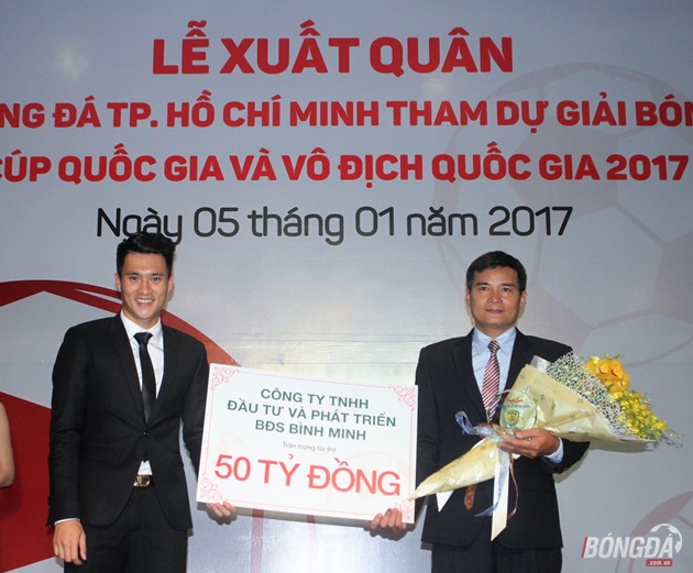 Liên tiếp thăng chức trên các cương vị lãnh đạo của CLB TP.HCM, Công Vinh tươi như hoa khi nhận được tổng giá trị 60 tỷ đồng ngày tân binh V-League làm lễ xuất quân. Ảnh: Đình Viên.