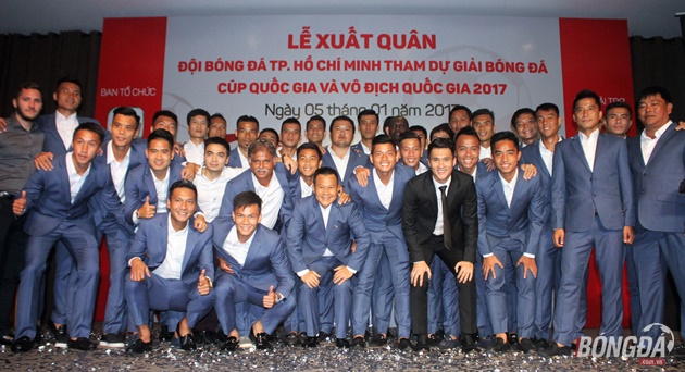 Thành phần ban huấn luyện, cầu thủ TP.HCM tại buổi lễ xuất quân tham dự V-League 2017. Ảnh: Đình Viên.