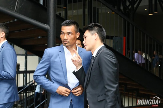 Quyền chủ tịch Lê Công Vinh trao đổi công việc với trung vệ ĐT Việt Nam, đội trưởng CLB TP.HCM, Trương Đình Luật. Ảnh: Thịnh Trương.