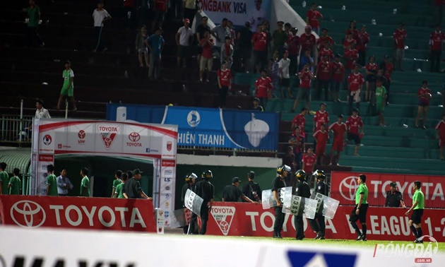 Chính vì những tình huống nhạy cảm trên sân, cụ thể việc trong tài FIFA Võ Minh Trí bắt "lố" 5 phút bù giờ và bắt quả 11m cho đội khách Becamex Bình dương ở phút bù giờ cuối cùng của trận đấu, khiến Long An phải nhận trận hòa 1-1 ngay trên sân nhà. Điều này khiến không ít fan Long An phẩn nộ, phản ứng trọng tài Minh Trí. Lực lượng an ninh phải vào sân can thiệp. Ảnh: Trần Nguyên.