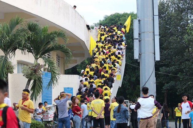 CĐV FLC Thanh Hóa rồng rắn kéo nhau đến sân Gò Đậu cổ vũ CLB FLC Thanh Hóa gặp chủ nhà Becamex Bình Dương trận đấu thuộc vòng 4 V-League 2017. Ảnh: Chính Thọ.