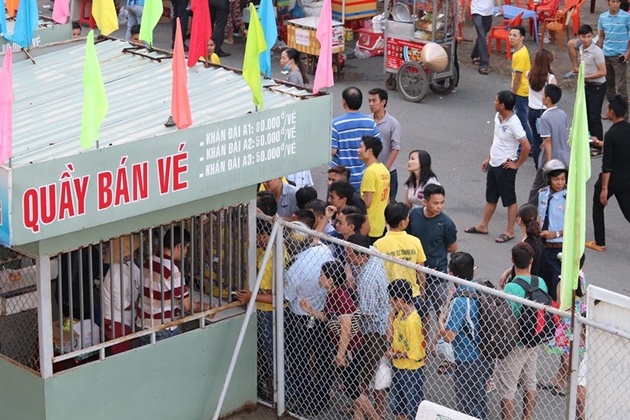 CĐV xứ Thanh tập trung từ rất sớm bên ngoài sân Gò Đậu để mua vé, xếp hàng ngay ngắn vào sân cổ vũ cho đội bóng  FLC Thanh Hóa. Ảnh: Chính Thọ.