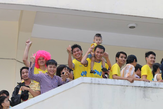 Dù xuân Đinh Dậu 2017 chuẩn bị  cận kề thế nhưng không ít người hâm mộ bóng đá Thanh Hóa ở khắp các khu vực niềm Nam như Đồng Nai, Bình Dương, TP.HCM, Bình Phước,... đổ về sân Gò Đậu để tiếp lửa cho đội bóng con cưng FLC Thanh Hóa trong trận đấu gặp Becamex Bình Dương. Ảnh: Chính Thọ.