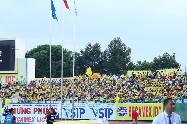 Tuy nhiên với nguồn lực CĐV hùng hậu, cháy hết mình trên khán đài sân Gò Đậu đã giúp các cầu thủ FLC Thanh Hóa lấy lại sự tự tin. Ảnh: Chính Thọ.