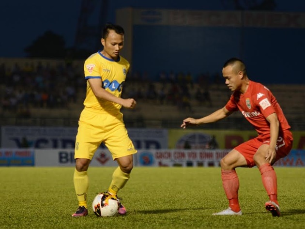 Trong 45 phút của hiệp hai, FLC Thanh Hóa có liên tiếp hai bàn thắng do công của trung vệ Đinh Tiến Thành và tiền đạo Bùi Trần Tuấn Anh qua đó giúp đội bóng xứ Thanh giữ lại 1 điểm trên sân Gò Đậu. Như vậy, sau 4 vòng đấu của V-League 2017, FLC Thanh Hóa là đội bóng bất bại với 3 trận thắng và 1 trận hòa được 10 điểm và giữ vững vị trí số 1 trên sân Gò Đậu. Ảnh: Chính Thọ.