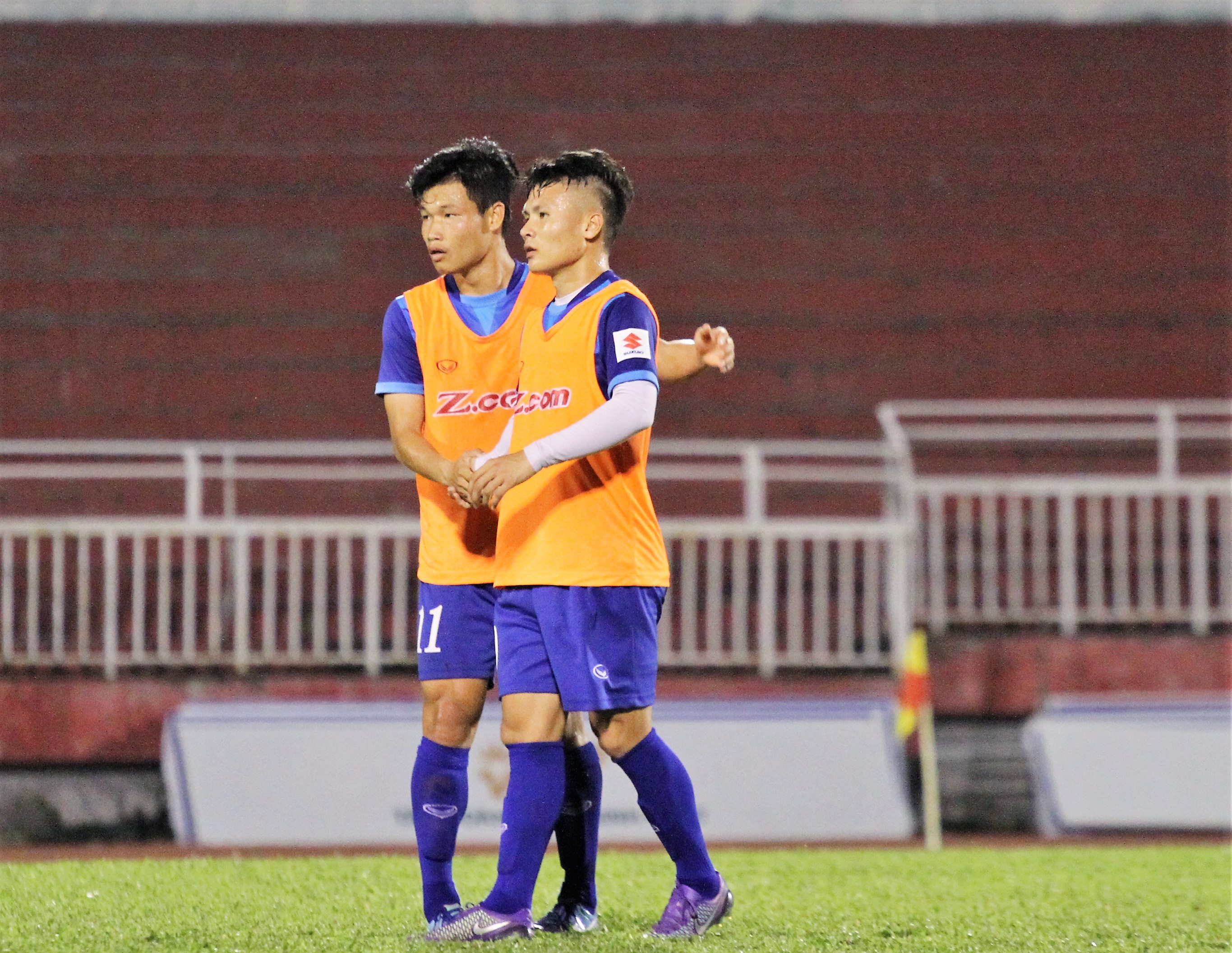 Đông Triều chia vui cùng Quang Hải sau siêu phẩm quá đẹp mắt. Ảnh: Đình Viên.