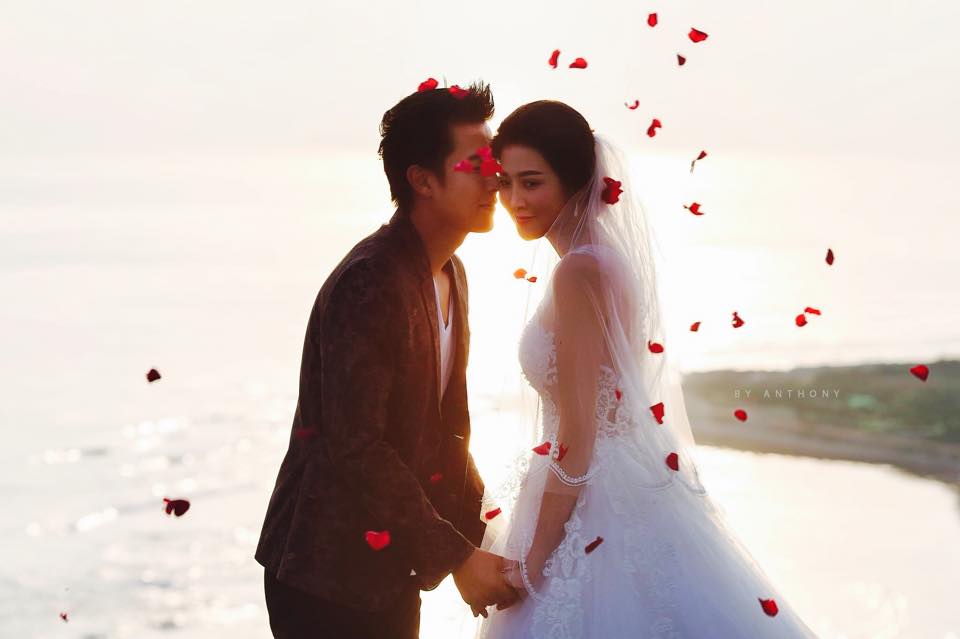 Những khoảng khắc khó quên và đáng yêu nhất khi Trúc Nguyễn ký bản hợp đồng cuộc đời với chàng trai xứ Thanh. Ảnh: FBNV.