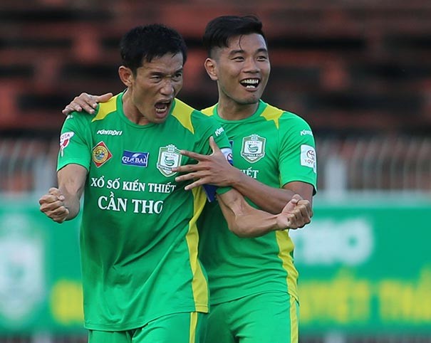 Trung vệ Chí Công có bàn thắng thứ 100 ở V-League.