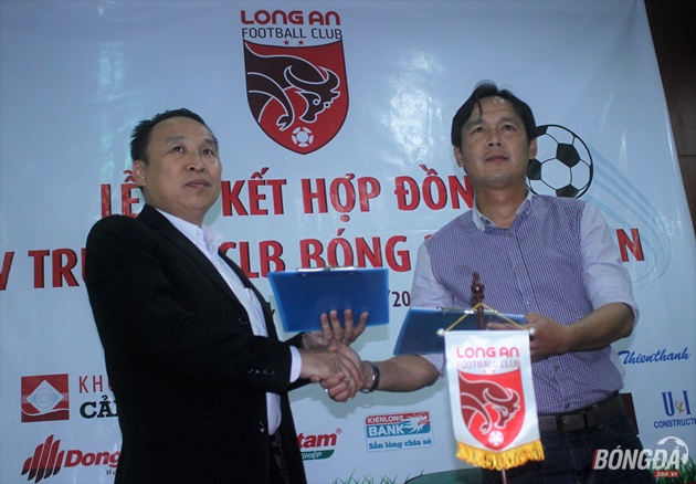 Bản hợp đồng của Minh Phương với CLB Long An có thời hạn 2 năm. Ảnh: Đình Viên.