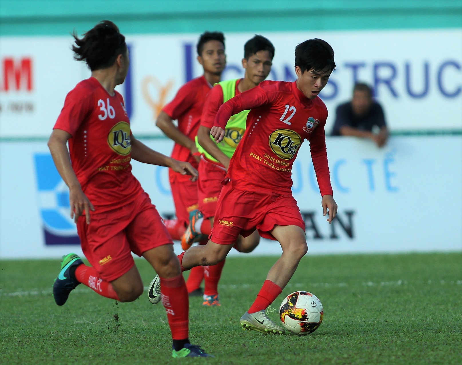 Các cầu thủ HAGL vẫn nợ người hâm mộ phố núi một ngày hội trên sân Pleiku. Ảnh: Đình Viên.