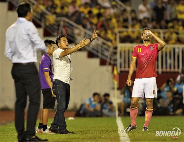 Khoảng cách giữa hai đội chỉ còn là một bàn, vậy nên HLV Đức Thắng (Sài Gòn FC) bố trí đội hình chắc chắn chờ đợi cơ hội phản công. Ảnh: Đình Viên.