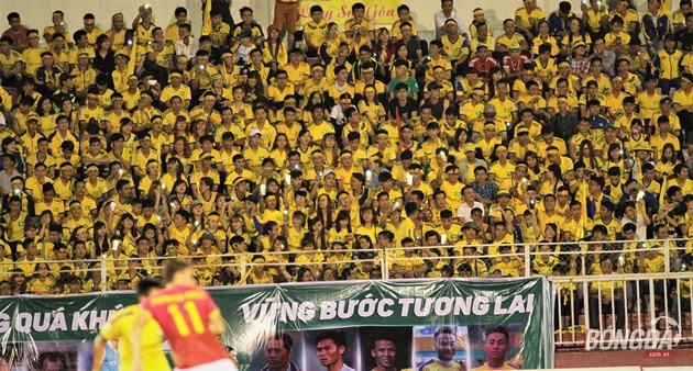 Dù phải thi đấu trên sân của Sài Gòn FC, thế nhưng các cầu thủ SLNA như được thi đấu trên sân nhà, bởi gần 10 ngàn khán giả xứ Nghệ có mặt trên sân Thống Nhất để cổ vũ cho đội bóng áo vàng. Ảnh: Đình Viên.