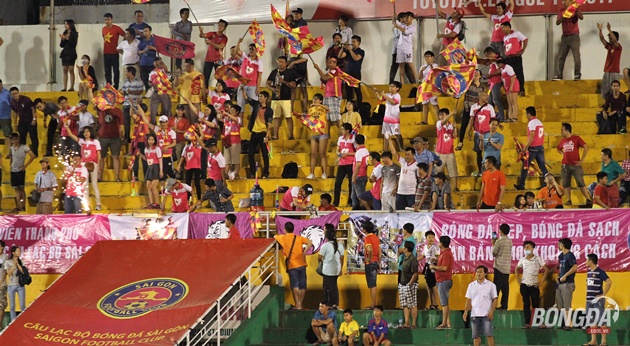 Số ít CĐV Sài Gòn FC không giấu nỗi niềm vui sau khi đội nhà có được bàn thắng khai thông thế bế tắc. Ảnh: Đình Viên.