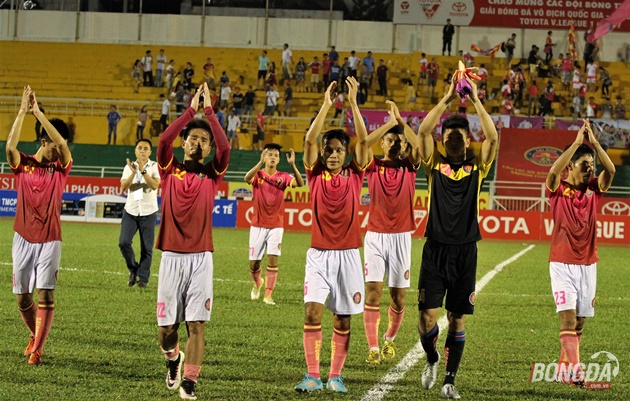 Các cầu thủ Sài Gòn FC tri ân người hâm mộ sau chiến thắng thuyết phục 3-1 trên sân nhà Thống Nhất. Ảnh: Đình Viên.