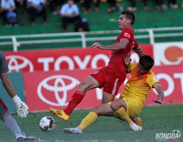 Tiền đạo Dyachenko bên phía TP.HCM đã có cơ hội mở tỉ số trận đấu, tuy nhiên anh không thể chiến thắng thủ môn Văn Lâm bên phía Hải Phòng. Ảnh: Đình Viên.