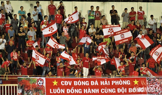 Bàn thắng của các cầu thủ Hải Phòng dưới sân khiến một góc khán đài sân Thống Nhất như "nổ tung" bởi bữa tiệc ăn mừng của CĐV đất Cảng đã chính thức bắt đầu. Ảnh: Đình Viên.