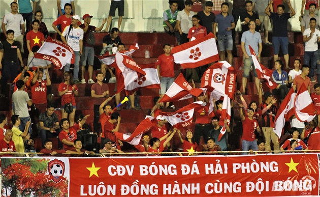 Dù phải chơi trên sân khách nhưng Hải Phòng có khoảng 200 CĐV đến sân Thống Nhất để tiếp lửa cho đội bóng con cưng. Ảnh: Đình Viên.