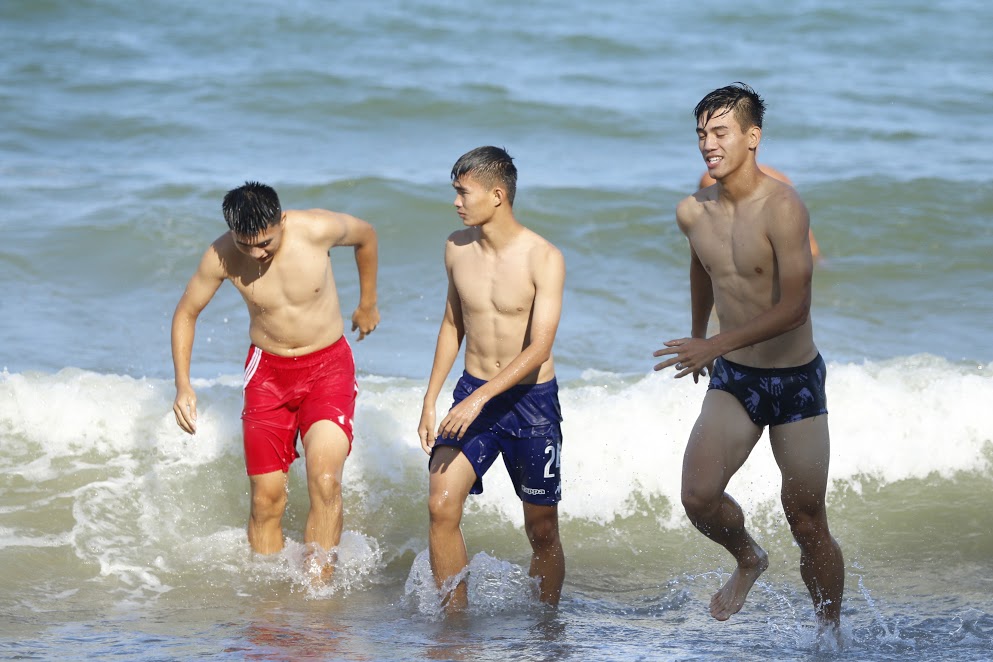 Ảnh bài viết Ngắm "body" các chàng trai U20 Việt Nam trên biển Nha Trang
