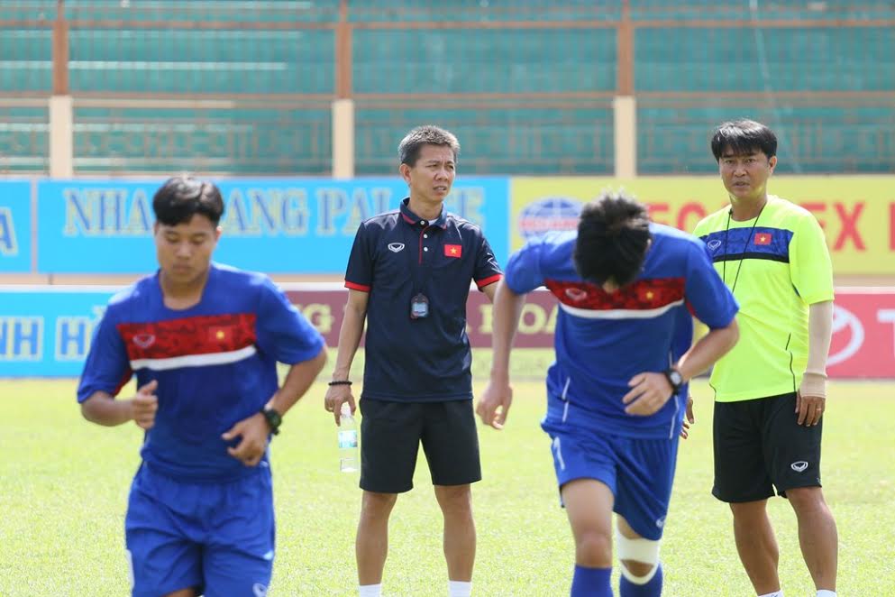 HLV Hoàng Anh Tuấn và trợ lý Trần Minh Chiến quan sát các học trò từ phía sau. Ảnh: Đình Viên.