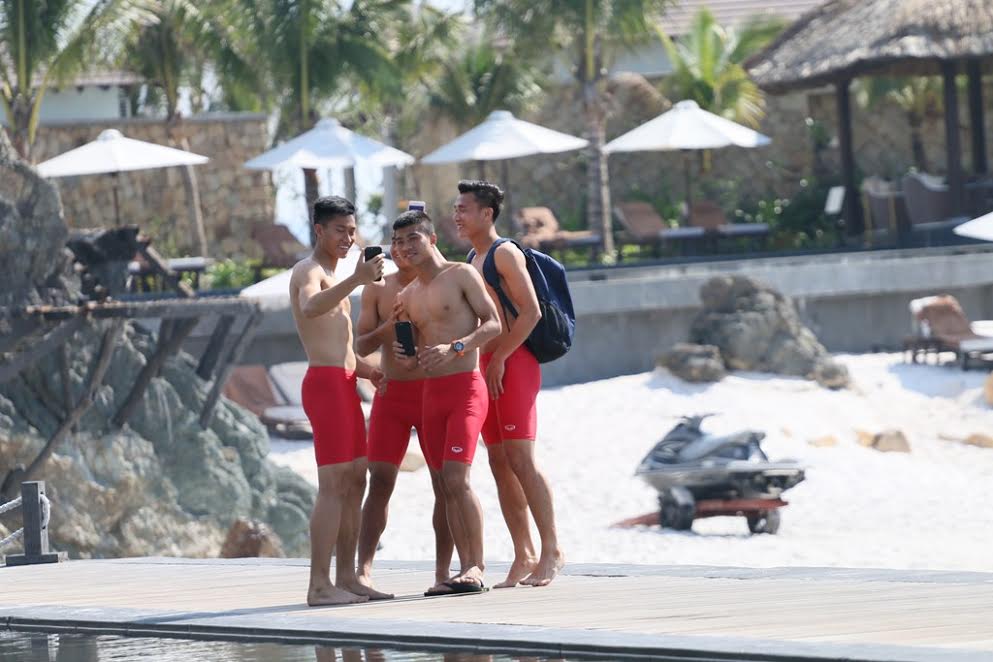 Không ít các chàng trai trẻ U20 Việt Nam tranh thủ tự sướng khi tắm biển. Ảnh: Phương Nam.