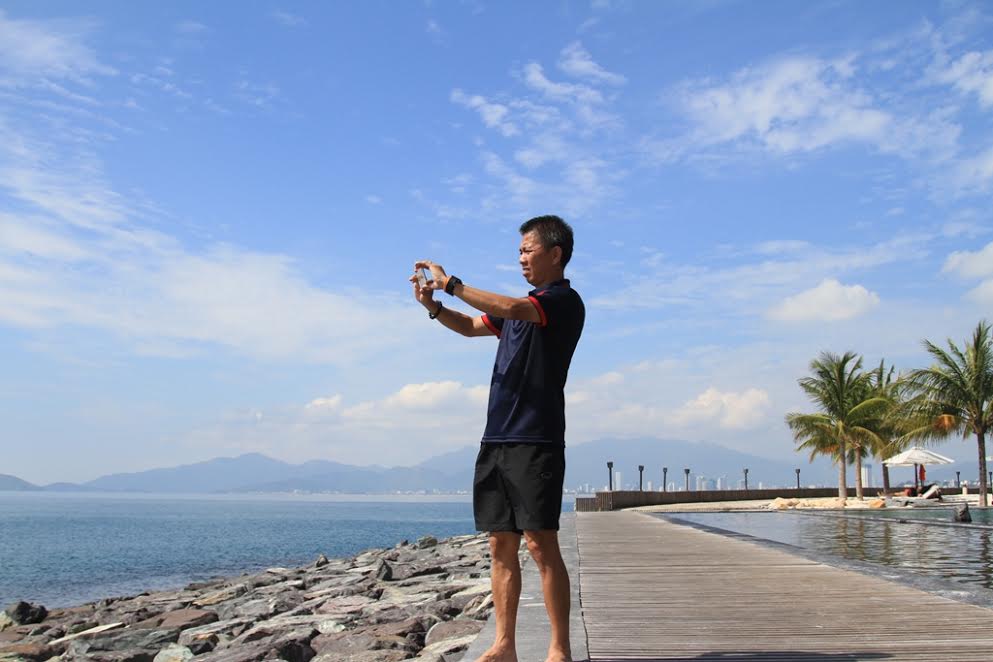 HLV Hoàng Anh Tuấn khá lặng lẽ ghi lại những khoảnh khắc đáng nhớ của các học trò trong ngày nghỉ hiếm hoi. Ảnh: Phương Nam.