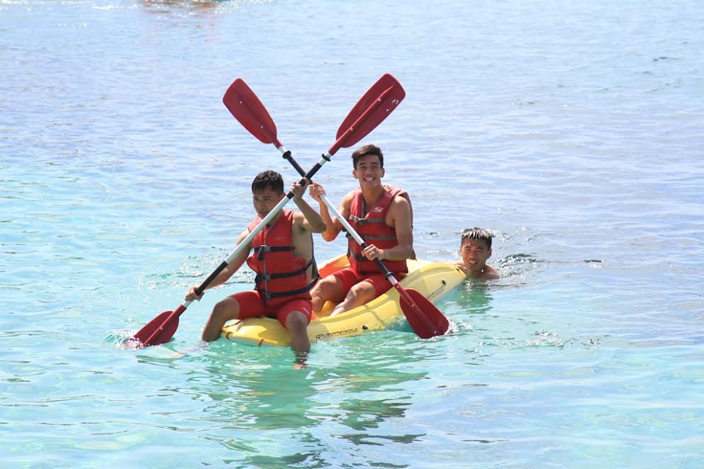 Tiền đạo điển trai Tuấn Linh cười cực tươi khi nhập vai chèo thuyền trên biển xanh. Ảnh: Phương Nam.