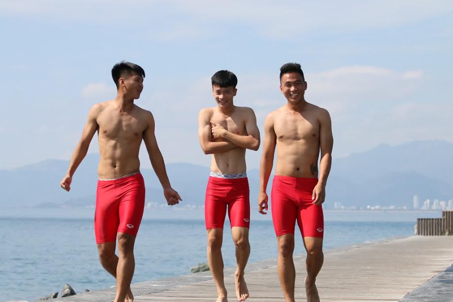 Hòa mình vào phố biển Nha Trang, các cầu thủ U20 Việt Nam có phần khá thích thú. Ảnh: Phương Nam.