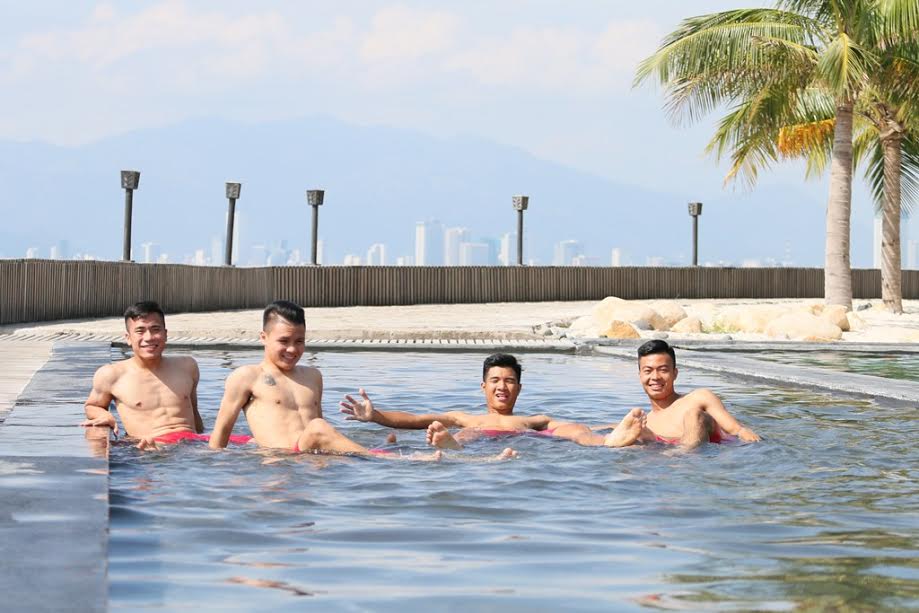 Tiến Dụng, Quang Hải, Đức Chinh và Thanh Thịnh khỏe body chuẩn bên hồ bơi. Ảnh: Phương Nam.