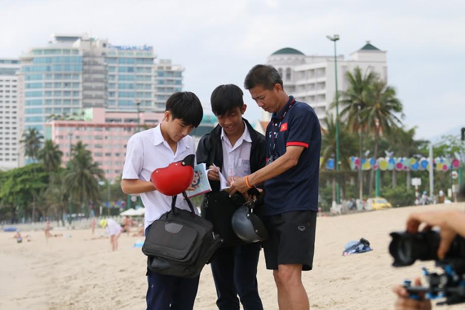 HLV Hoàng Anh Tuấn ký tặng các fan của U20 Việt Nam.