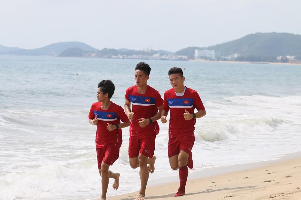 Ảnh bài viết U20 Việt Nam đổ mồ hôi trên bãi biển Nha Trang