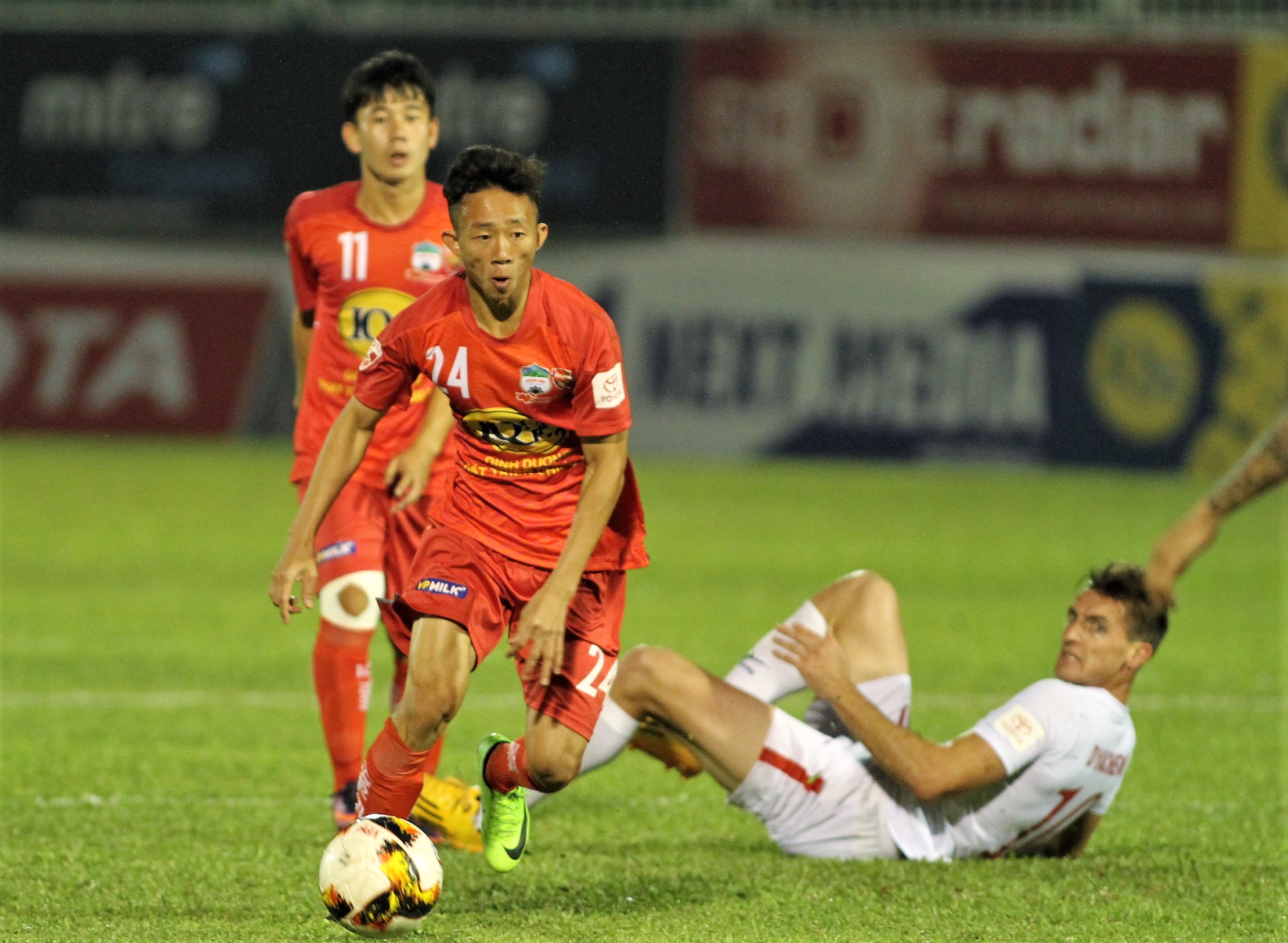 Ảnh bài viết Ngọc Quang "nổ súng", HAGL có 3 điểm tại phố núi