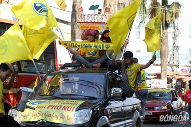 Một hình ảnh rất máu lửa của người hâm mộ bóng đá xứ Thanh. Ảnh: Đình Viên.