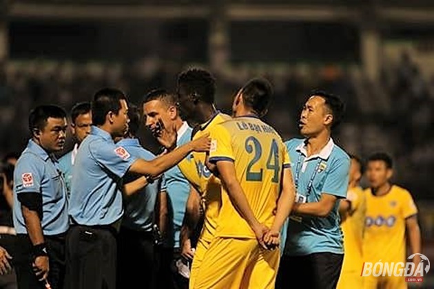 Ảnh bài viết Nóng: Trọng tài bẻ còi, HAGL thua ngược 3-2 