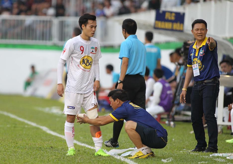 Ảnh bài viết Thua ngược đau đớn, HLV HAGL cho rằng tư tưởng trọng tài "có vấn đề"?