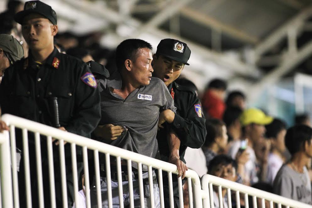 Ảnh bài viết Khán giả HAGL muốn “xử đẹp” trọng tài bẻ còi sân Pleiku