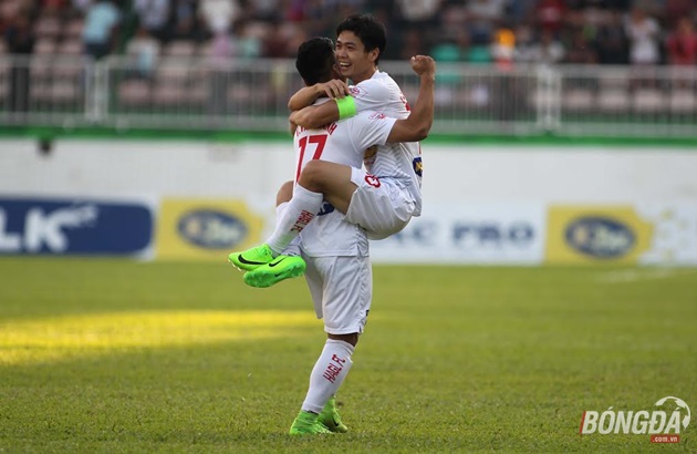 Trở lại với trận đấu trên sân Pleiku giữa HAGL và FLC Thanh Hóa. Ngay phút thứ 3 Công Phượng có siêu phẩm sút phạt lá vàng rơi làm nổ tung cầu trường. Ảnh: Duy Anh.