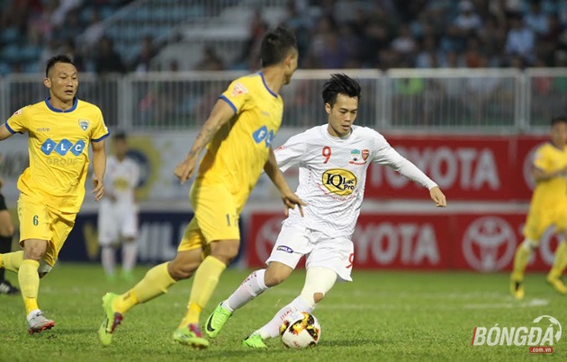 Văn Toàn cùng Công Phượng là 2 thủ lĩnh dẫn dắt hàng công của HAGL ngày hôm nay, họ liên tiếp uy hiếp khung thành thủ môn Thanh Thắng. Thực tế trong khoảng 45 phút đầu tiên bộ ba Toàn - Phượng - Thanh luôn đặt khung thành đội bóng áo vàng trong tình trạng báo động. Ảnh: Duy Anh.