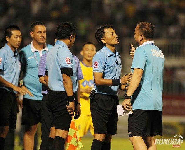 Mặc dù chơi thiếu người nhưng bất ngờ 2 phút sau HAGL có bàn thắng thứ 3 của Văn Thanh sau pha phản công, nhưng ban huấn luyện FLC Thanh Hóa đã phản ứng quyết liệt khi cho rằng tiền vệ của HAGL đã rơi vào thế việt vị. Ảnh: Duy Anh.