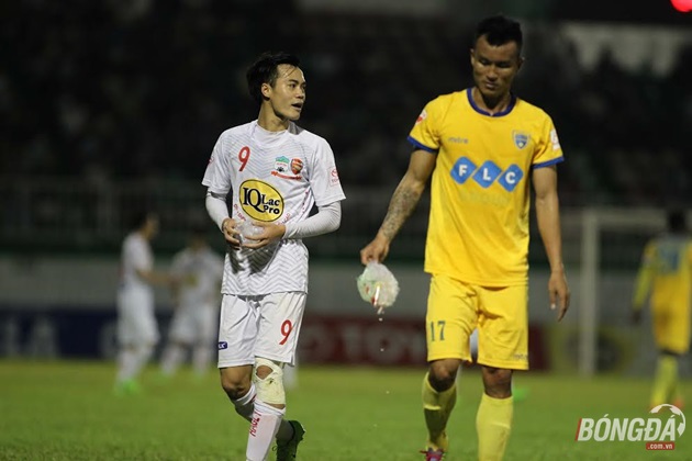 Quyết định công nhận bàn thắng nhưng sau khi trao đổi với trọng tài biên và ban huấn luyện FLC Thanh Hóa,  trọng tài chính Trần Xuân Nguyện đã quyết định bẻ còi trước sự ngỡ ngàng của các cầu thủ HAGL và khán giả. Nhiều chai nước, bịch nước được khán giả ném xuống sân nhằm phản ứng quyết định khó hiểu của trọng tài. Ảnh: Duy Anh.