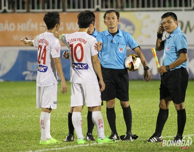 Điều đáng nói là bàn thắng thứ 3 của Uche, các cầu thủ HAGL cho rằng tiền đạo này đã rơi vào tư thế việt vị và quyết liệt phản đối. Nhưng trọng tài chính Xuân Nguyện vẫn công nhận bàn thắng hợp lệ và kết quả chung cuộc HAGL thất bại tất tưởi 2-3 ngay trên sân Pleiku. Ảnh: Duy Anh.