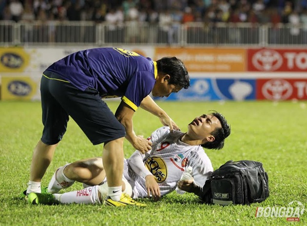 Trước quyết định trên của trọng tài, Văn Toàn có phần bị sốc, tiền đạo số 9 của HAGL đau đớn thậm chí phải nhờ sự can thiệp của các bác sĩ khi đội nhà nhận thất bại. Ảnh: Duy Anh.
